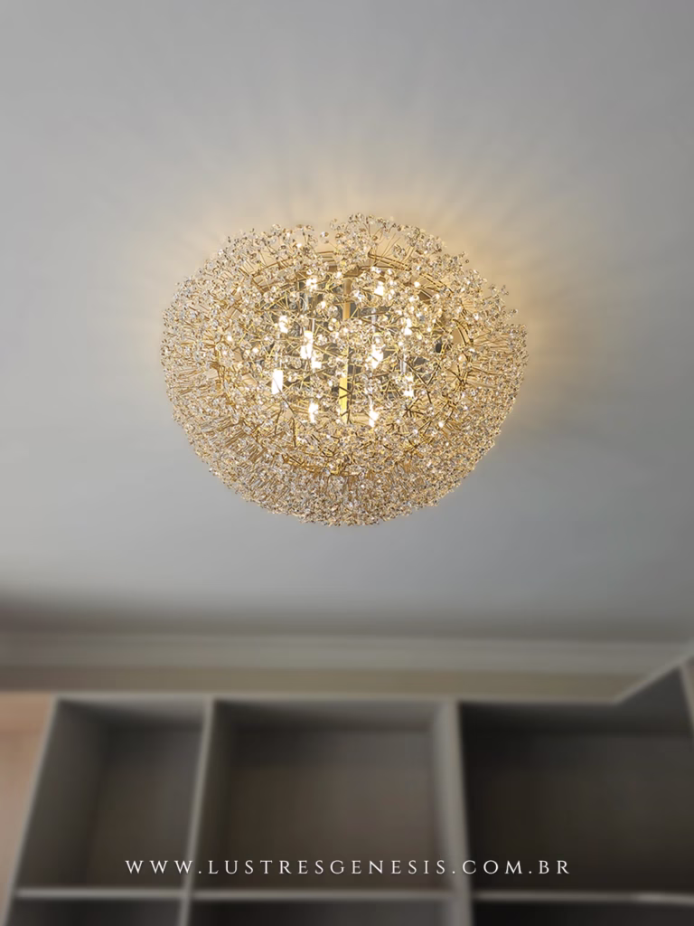 Lustre Plafon de Cristal Ninho Dente de Leão montado no teto, com design elegante e acabamento dourado, ideal para salas de jantar, estar e quartos.