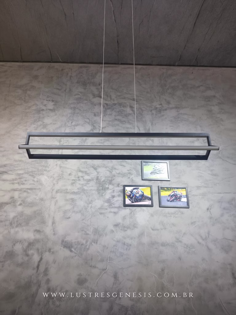 Lustre pendente linear moderno com estrutura retangular em metal preto e barra central difusora, ideal para iluminação de mesa ou escritório com estilo industrial.