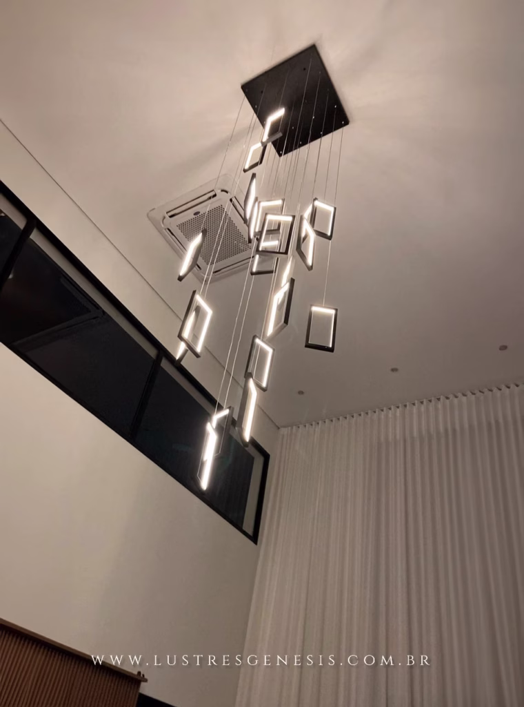 Lustre pendente de LED moderno Mirror 21 com quadrados e retângulos, instalado em sala com pé direito duplo e alto, ideal para decoração sofisticada.
