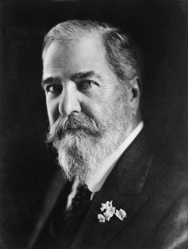 Louis Comfort Tiffany, primeiro diretor de design da Tiffany & Co e principal criador das luminárias Tiffany.