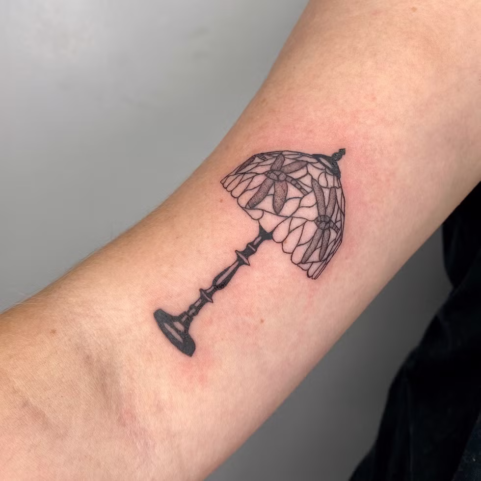 Tatuagem de luminária Tiffany feita pela tatuadora Beth Mintzer.