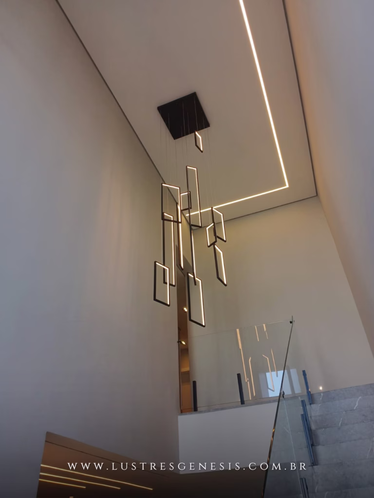 Pendente de LED moderno com 12 retângulos pretos, design minimalista, ideal para pé direito alto em salas de estar, escadas ou hall de entrada.