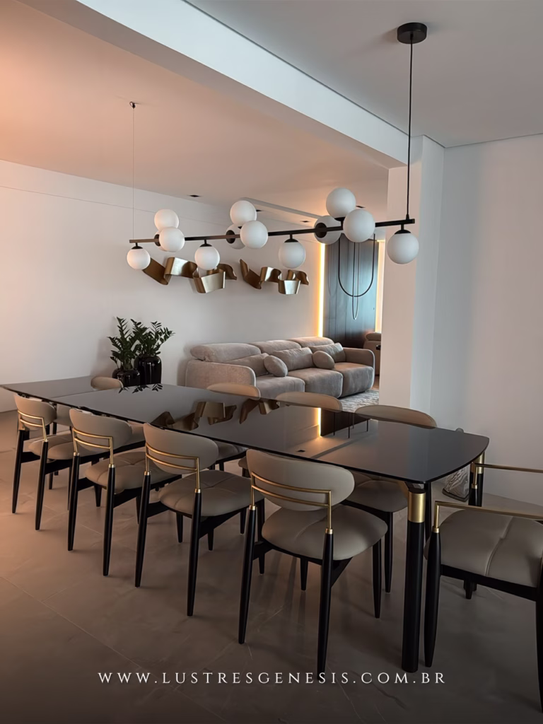Pendente Moderno Oriana com 13 globos em sala de jantar elegante. Lustres Gênesis loja online de Lustres e Iluminação Decorativa. 