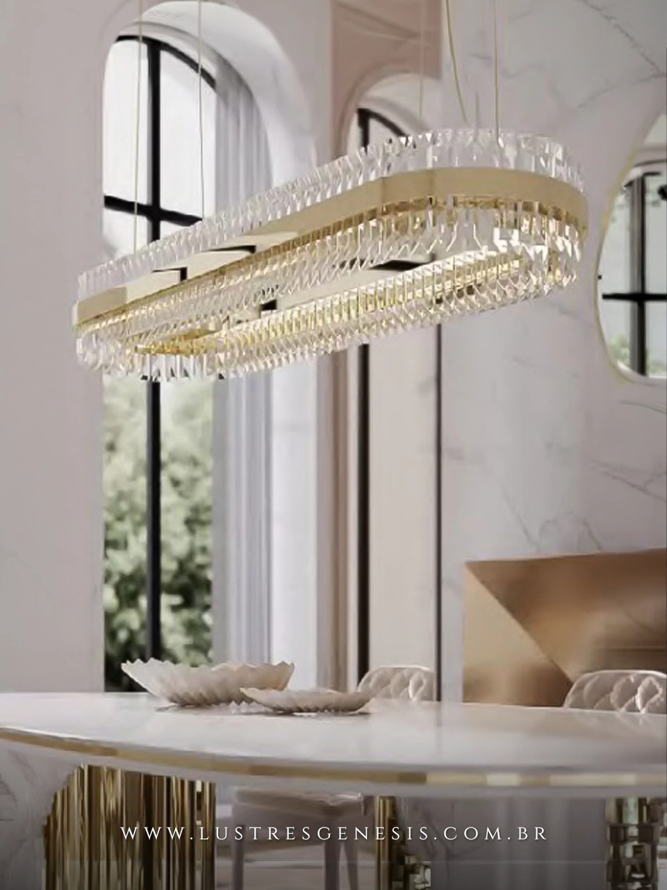 Lustre pendente de cristal 120cm luxo Amsterdã instalado acima de mesa de jantar em ambiente sofisticado de sala de estar