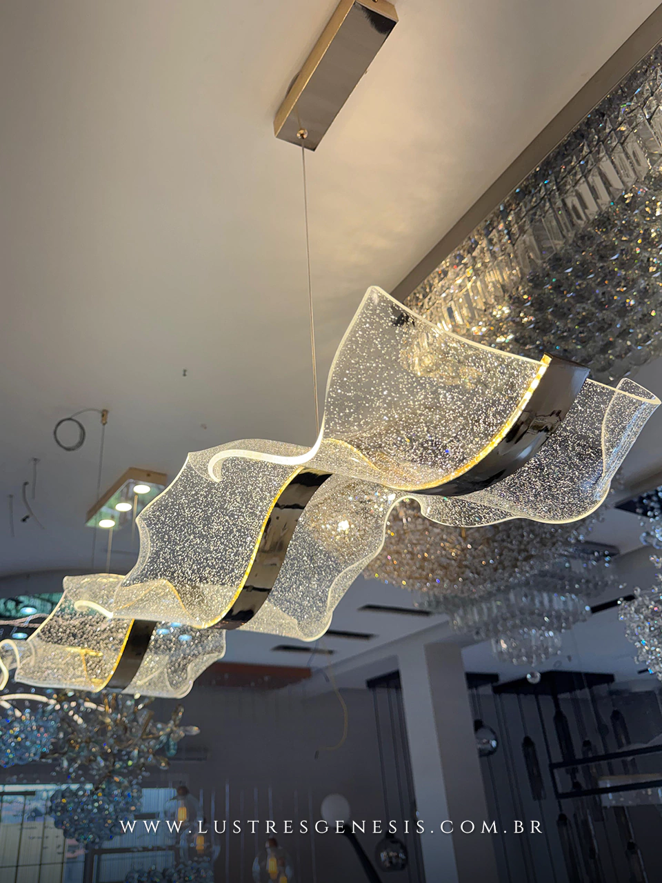 Lustre pendente moderno de LED modelo Snake com design ondulado e acabamento dourado, ideal para sala de jantar, escritórios, apartamentos e sala de estar.