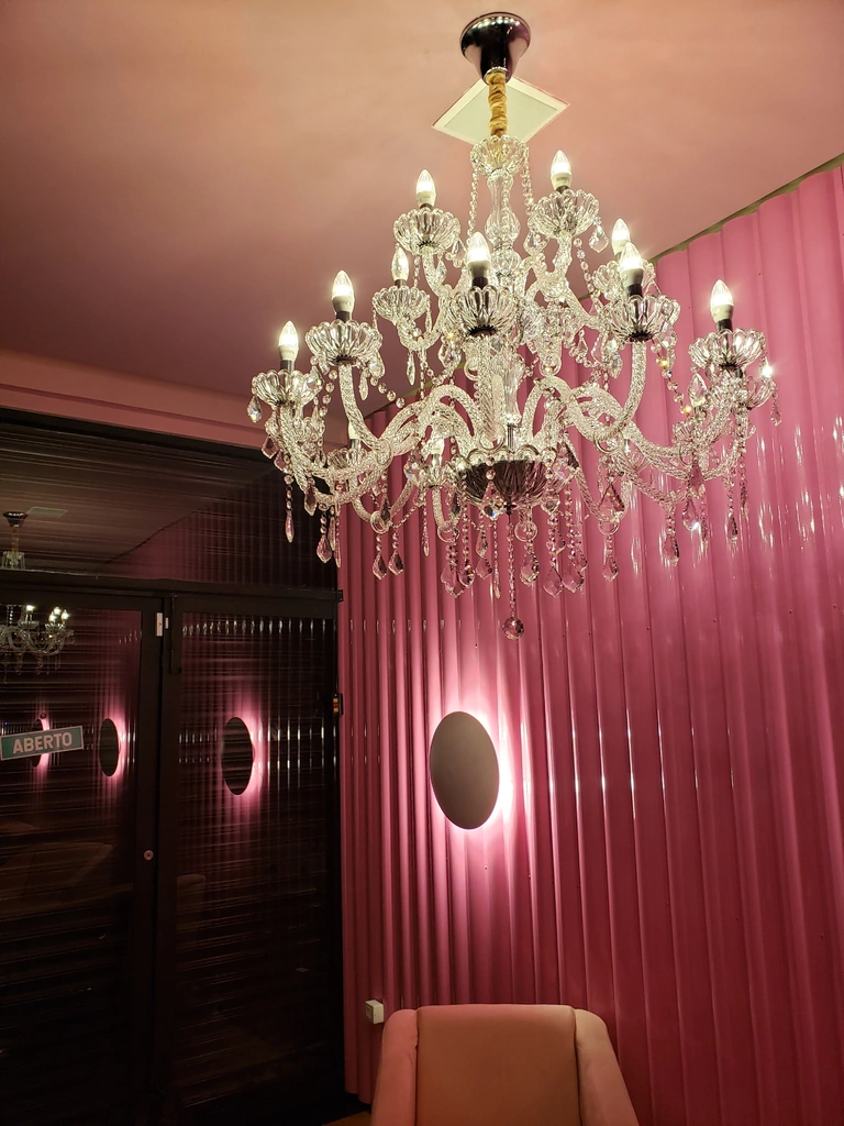 Lustre pendente clássico candelabro Maria Thereza com 18. Lustres Gênesis loja online de Lustres e Iluminação Decorativa
