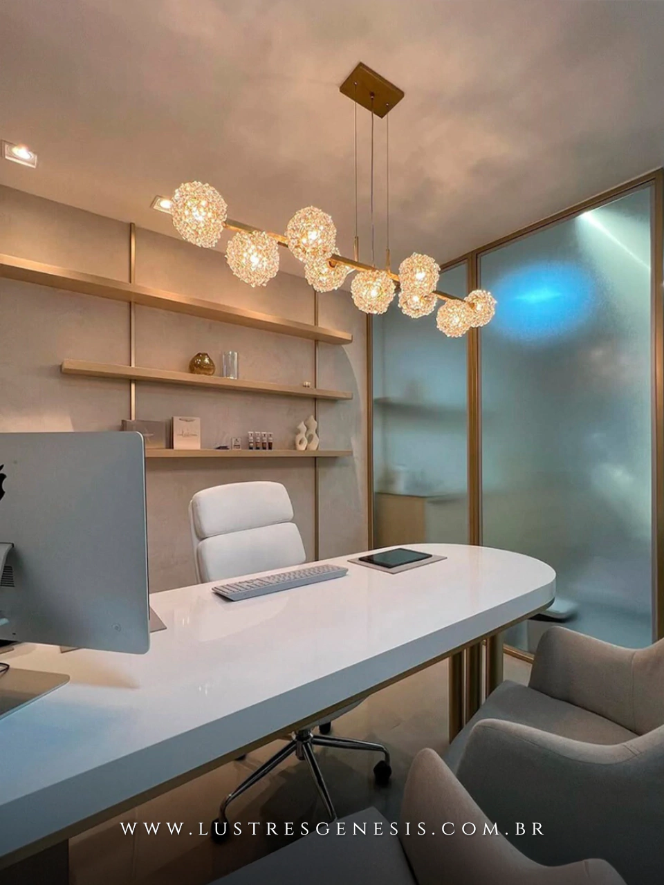 Lustre pendente Íris Nove dourado em ambiente moderno, ideal para quartos, sala de estar ou sala de jantar, com design delicado da linha Ninho Dente de Leão.