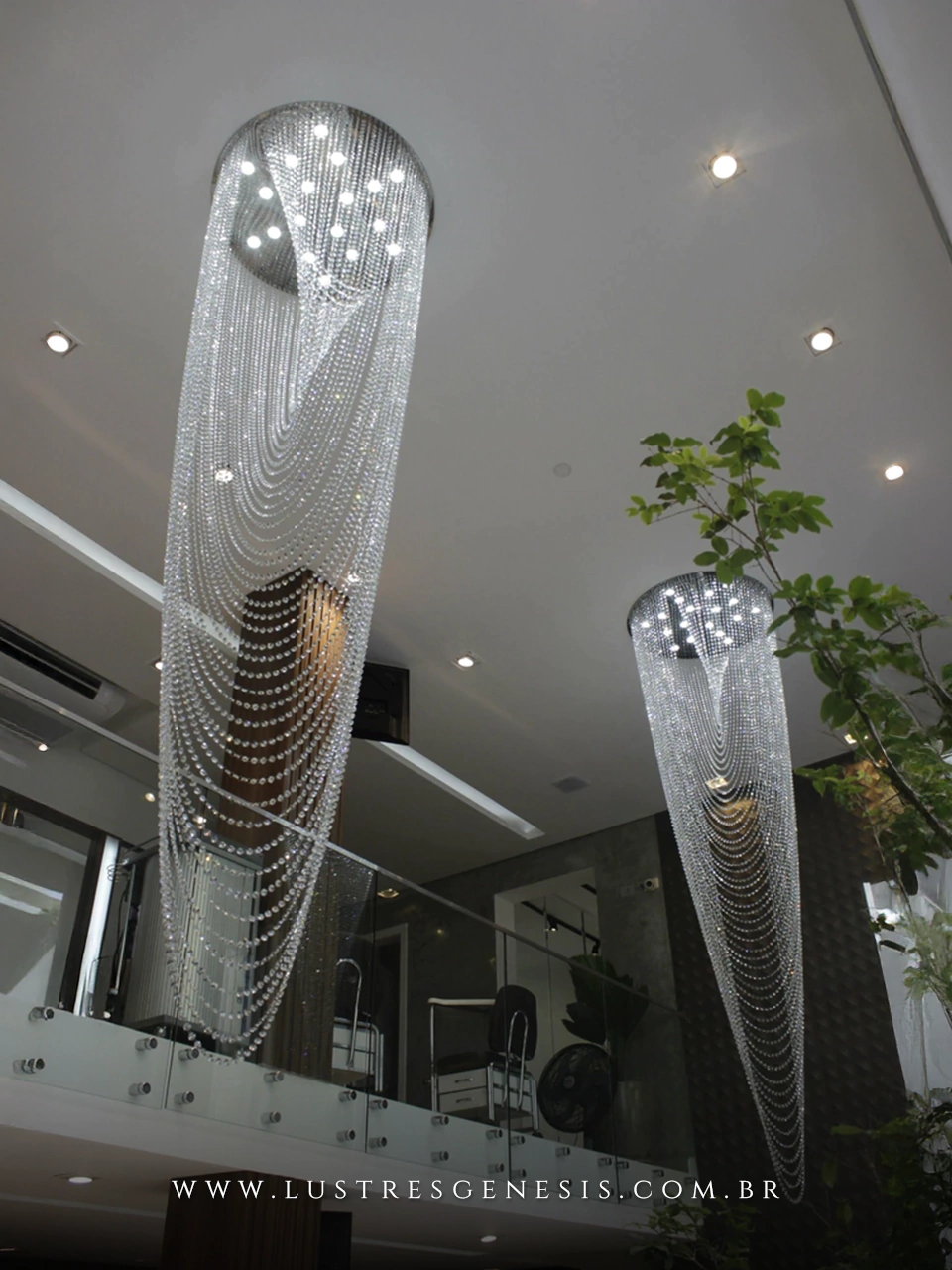 Lustre de cristal Véu de Noiva com design moderno, ideal para casas com pé direito duplo, exibindo longas correntes de cristais K9 legítimos em ambiente sofisticado.