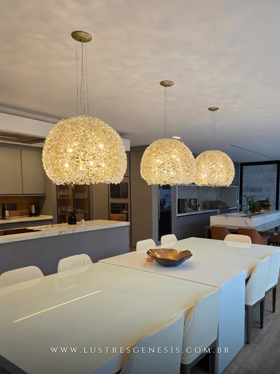 Lustre pendente de cristal modelo Ninho Cúpula de 60 cm instalado sobre mesa de jantar em ambiente moderno e sofisticado.