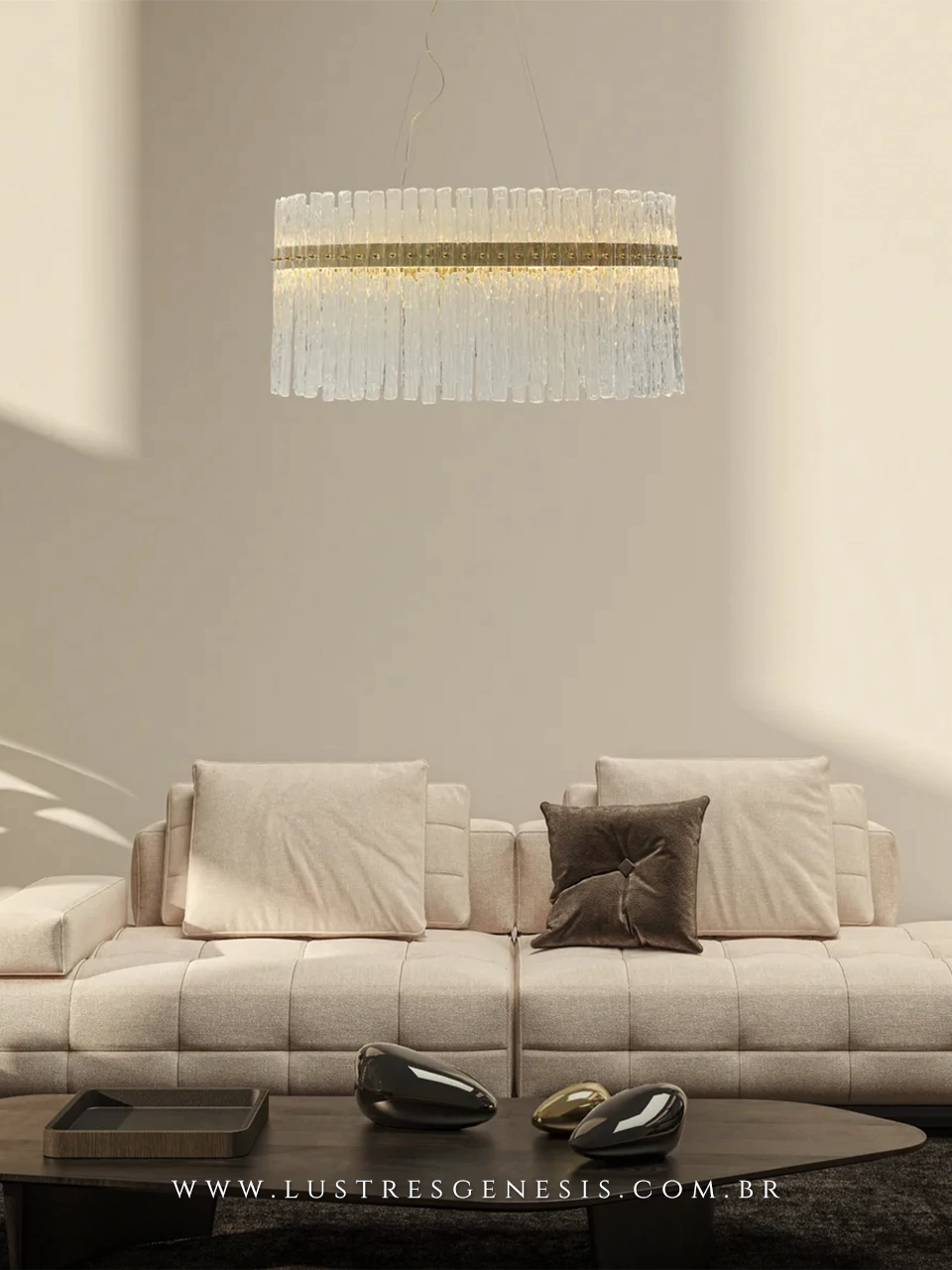 Lustre pendente Madale de cristal e dourado, formato redondo de 80cm, iluminando uma sala de estar sofisticada com sofá bege e mesa de centro.