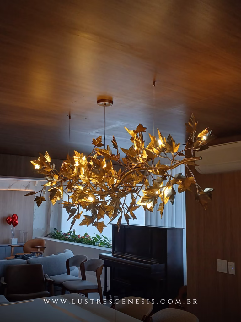 Lustre folhado a ouro com design de pétalas iluminadas, ideal para salas de jantar e estar. Lustres Gênesis Site online venda de Lustres e Iluminação