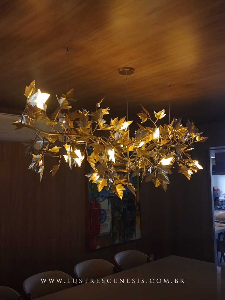 Lustre folhado a ouro com design de pétalas iluminadas, ideal para salas de jantar e estar. Lustres Gênesis Site online venda de Lustres e Iluminação
