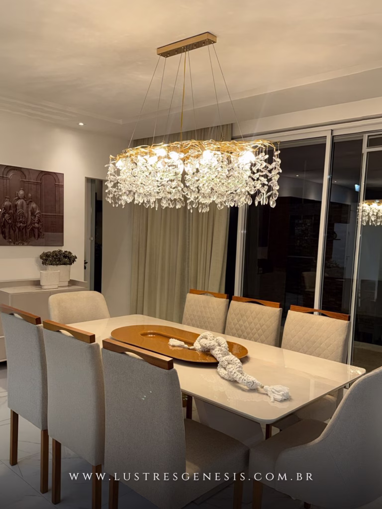 Lustre pendente moderno com pétalas de cristal e estrutura dourada, modelo galho, ideal para mesa grande de jantar.