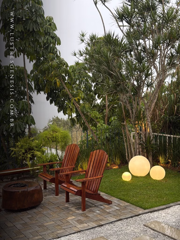 Luminária de Chão Esfera Soleil Branca iluminando jardim de inverno com plantas ao fundo. Lustres Gênesis loja online de Lustres e Iluminação Decorativa