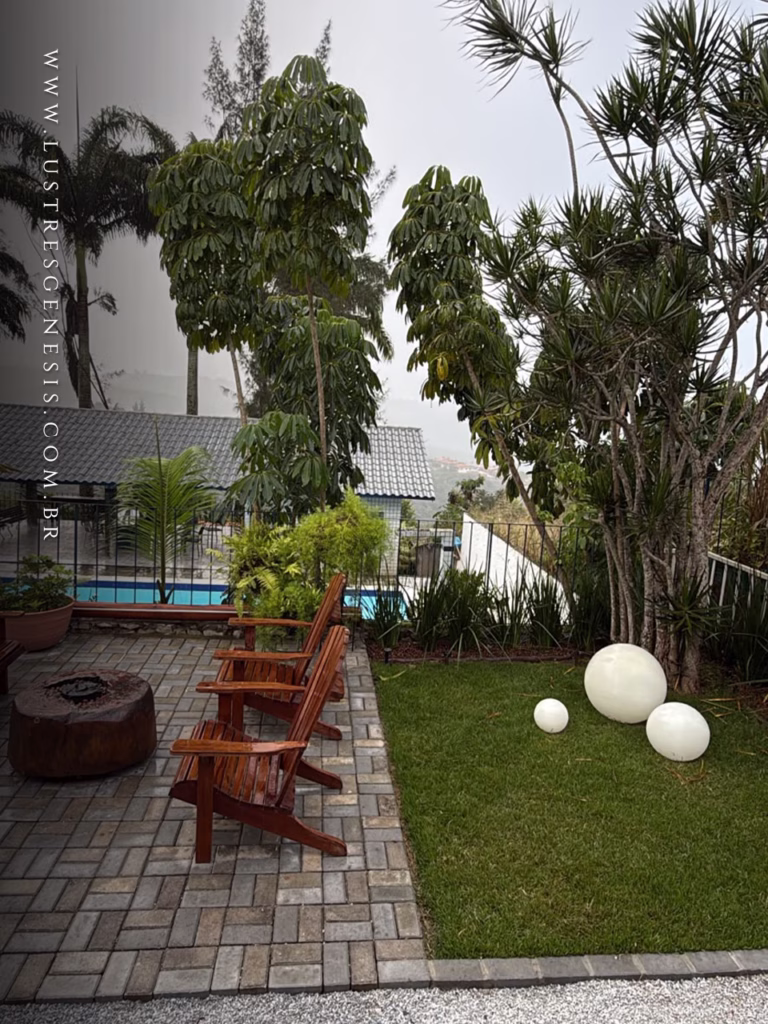 Luminária de Chão Esfera Soleil Branca iluminando jardim de inverno com plantas ao fundo. Lustres Gênesis loja online de Lustres e Iluminação Decorativa