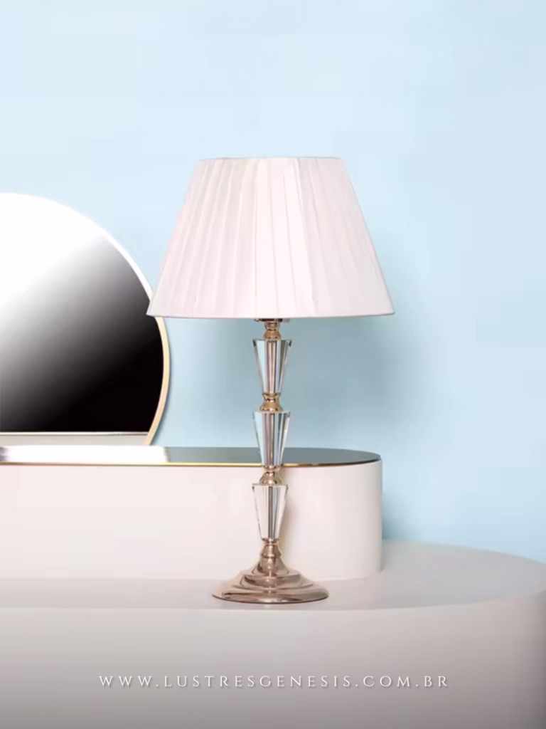 Abajur Cirena de mesa com cúpula bege e base dourada, ideal para quartos e escritórios, da marca Lux Lustres.