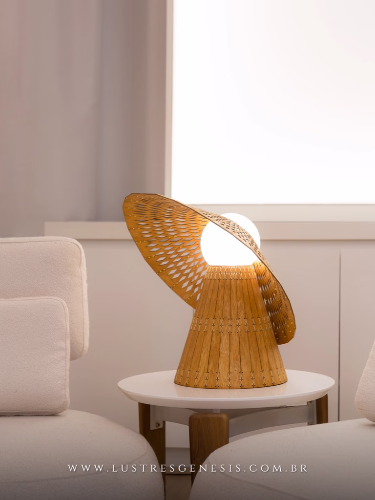 Abajur de mesa em madeira natural com cúpula trançada e globo leitoso, decorando ambiente moderno e aconchegante. Ideal para quarto, escritório ou sala.