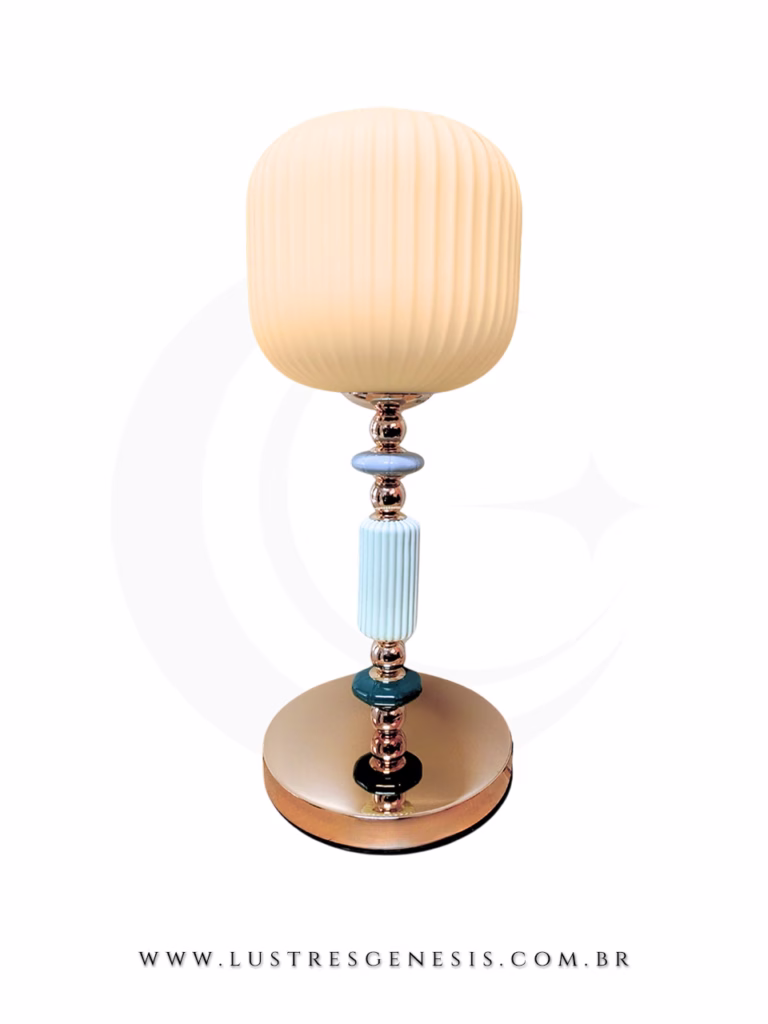 Luminária de mesa abajur de cerâmica Neo Déco com cúpula de vidro branco, base dourada e detalhes decorativos, ideal para quartos, escritórios e salas.