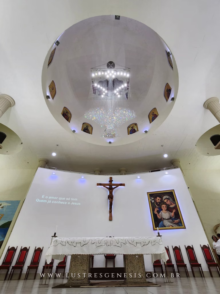 Lustre grande de cristal em formato de águia instalado em igreja, fabricado sob medida pela Lustres Gênesis.