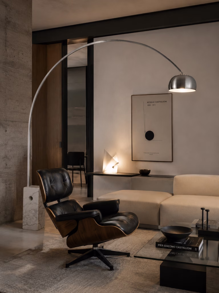Abajur Arco em ambiente contemporâneo com mobiliário moderno, tons neutros e decoração inspirada no design italiano de Pier Giacomo Castiglioni.
