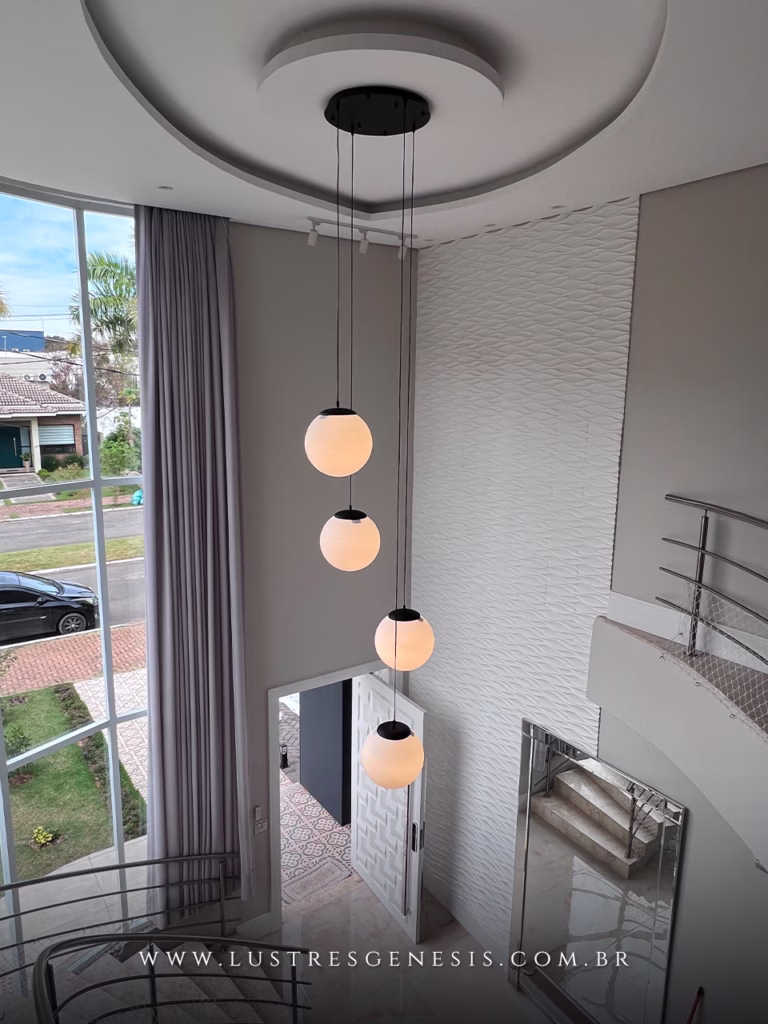 Pendente Globo Leitoso 4 da Lustres Gênesis em ambiente com pé-direito duplo.
