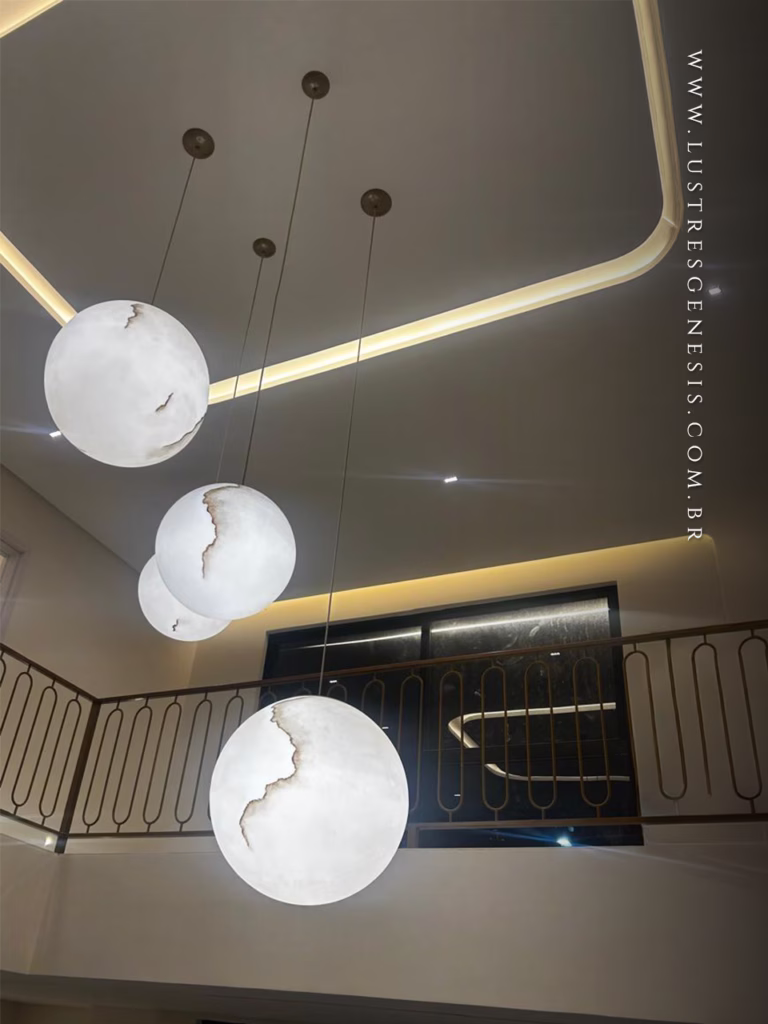 Lustre Esferas Mármore da Lustres Gênesis instalado em escada com pé-direito alto.