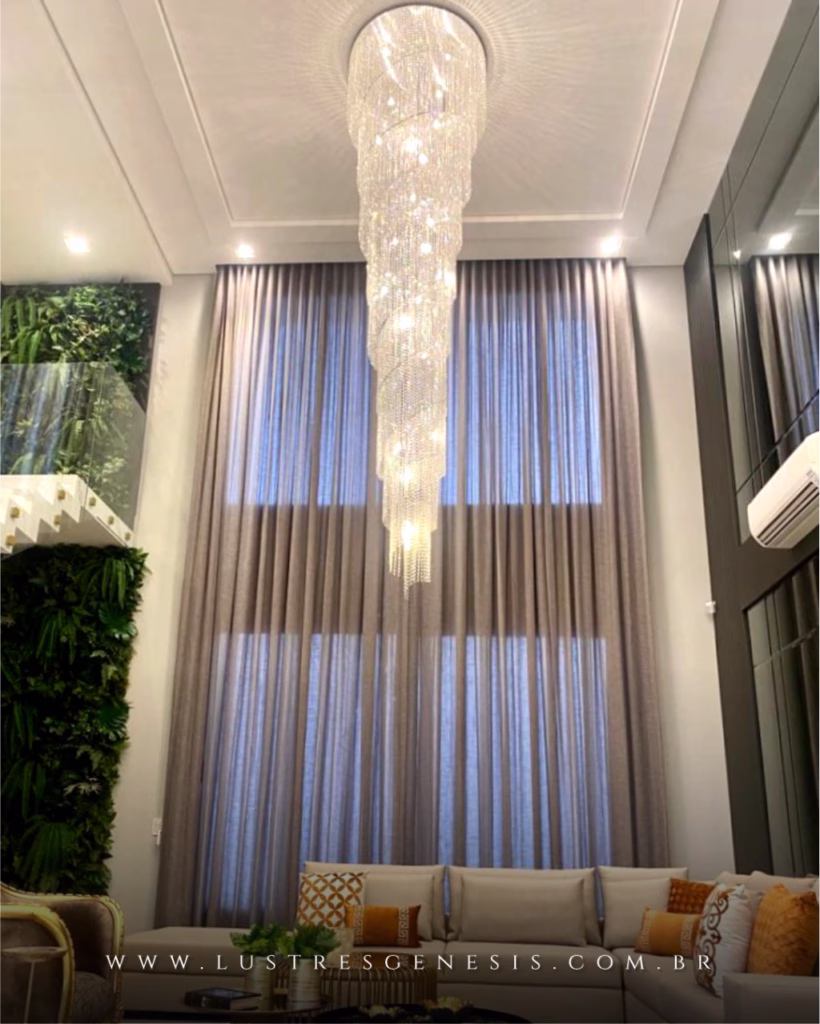 Luxuoso lustre de cristal em uma sala de estar moderna com pé direito duplo e cortinas altas, Luminaria de Teto, Cristal Legitimos Lustres Gênesis loja online de Lustres e Iluminação Decorativa