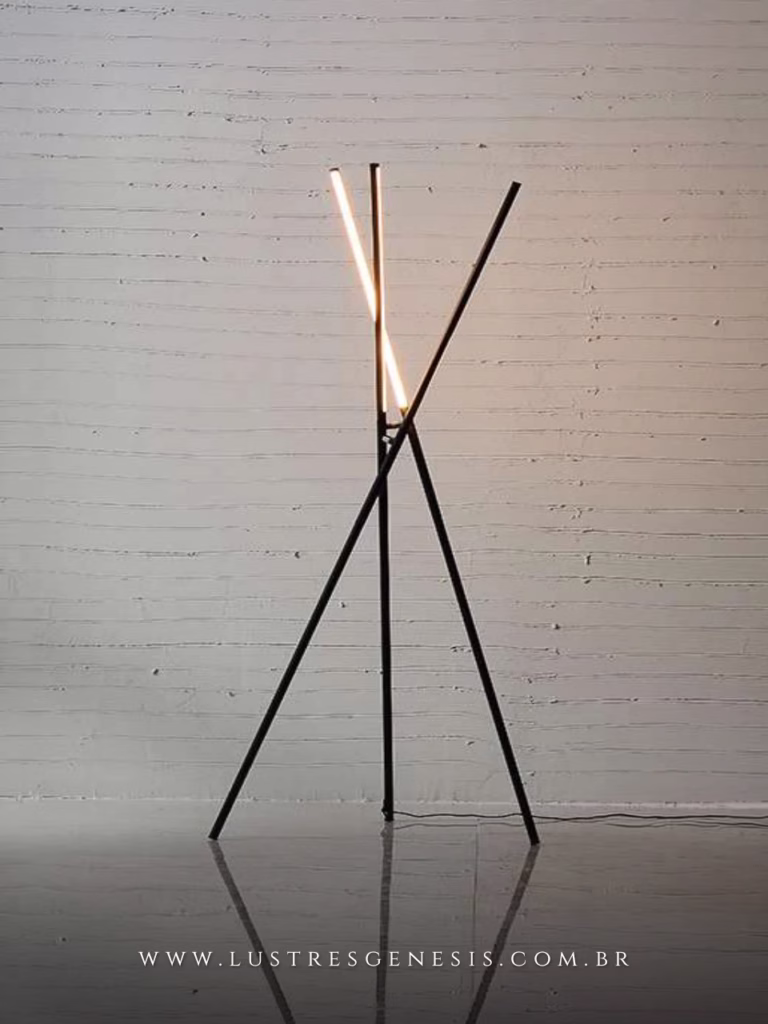 Luminária de chão grande preta com design minimalista, formato tripé e iluminação LED, posicionada em ambiente moderno.