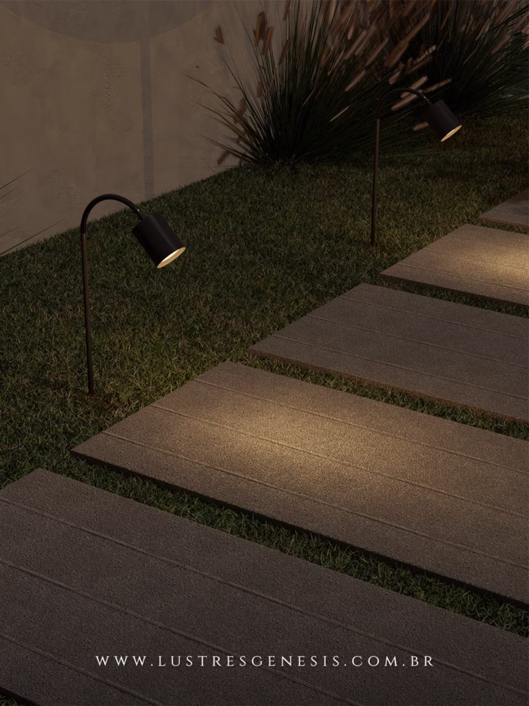 Luminária de jardim modelo Cisne de espeto iluminando caminho externo com design moderno e sofisticado, ideal para áreas externas e jardins.